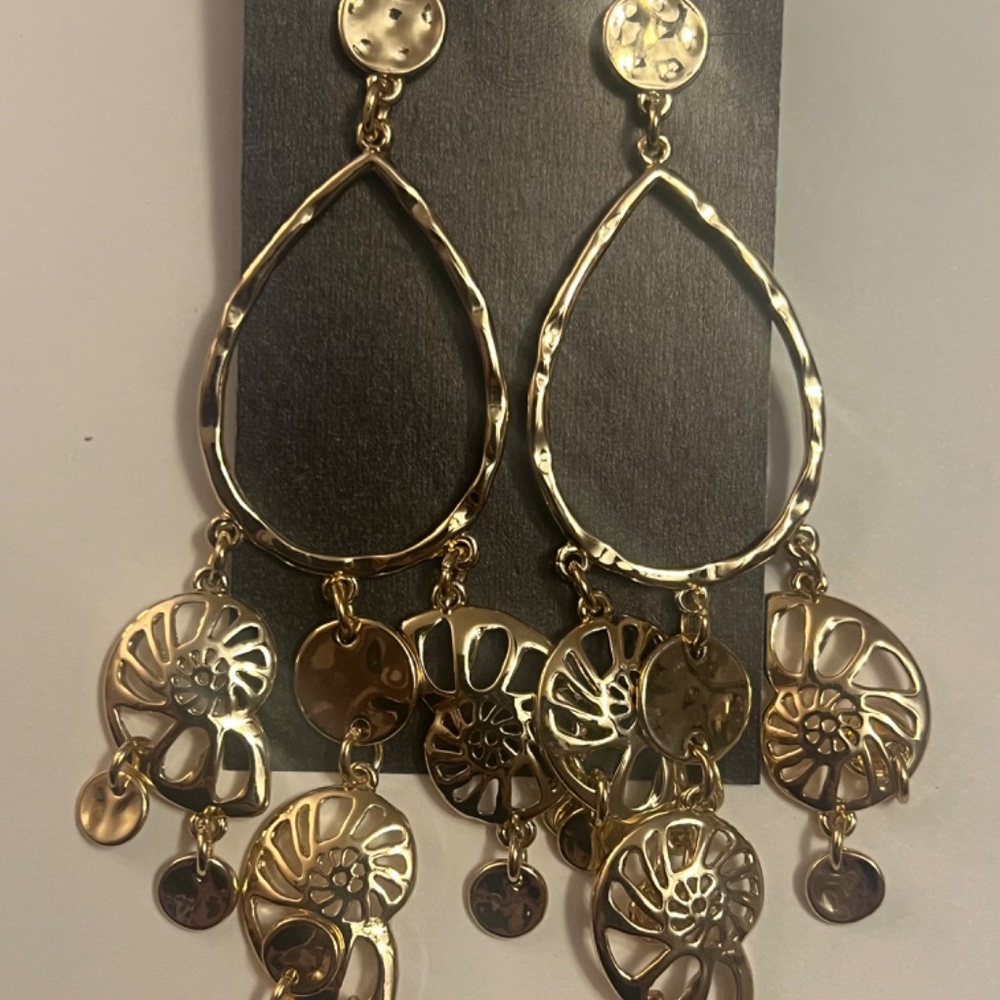 Gold statement earrings - Picture 2 of 3
